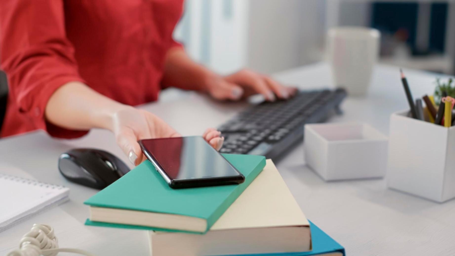Analist financiar lucrând la modele complexe de evaluare